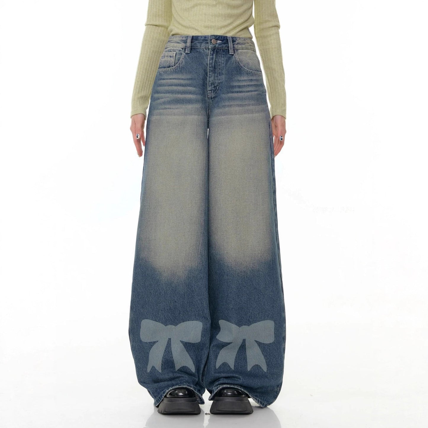 Weite Damen Jeans mit Dekoration und Schleifen details
