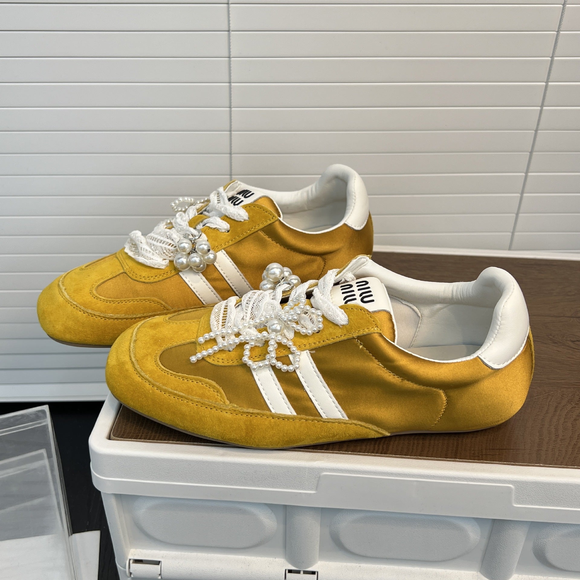 Damen Sneaker Elegant mit Perlen Dekoration Modern - BerlinGlamour