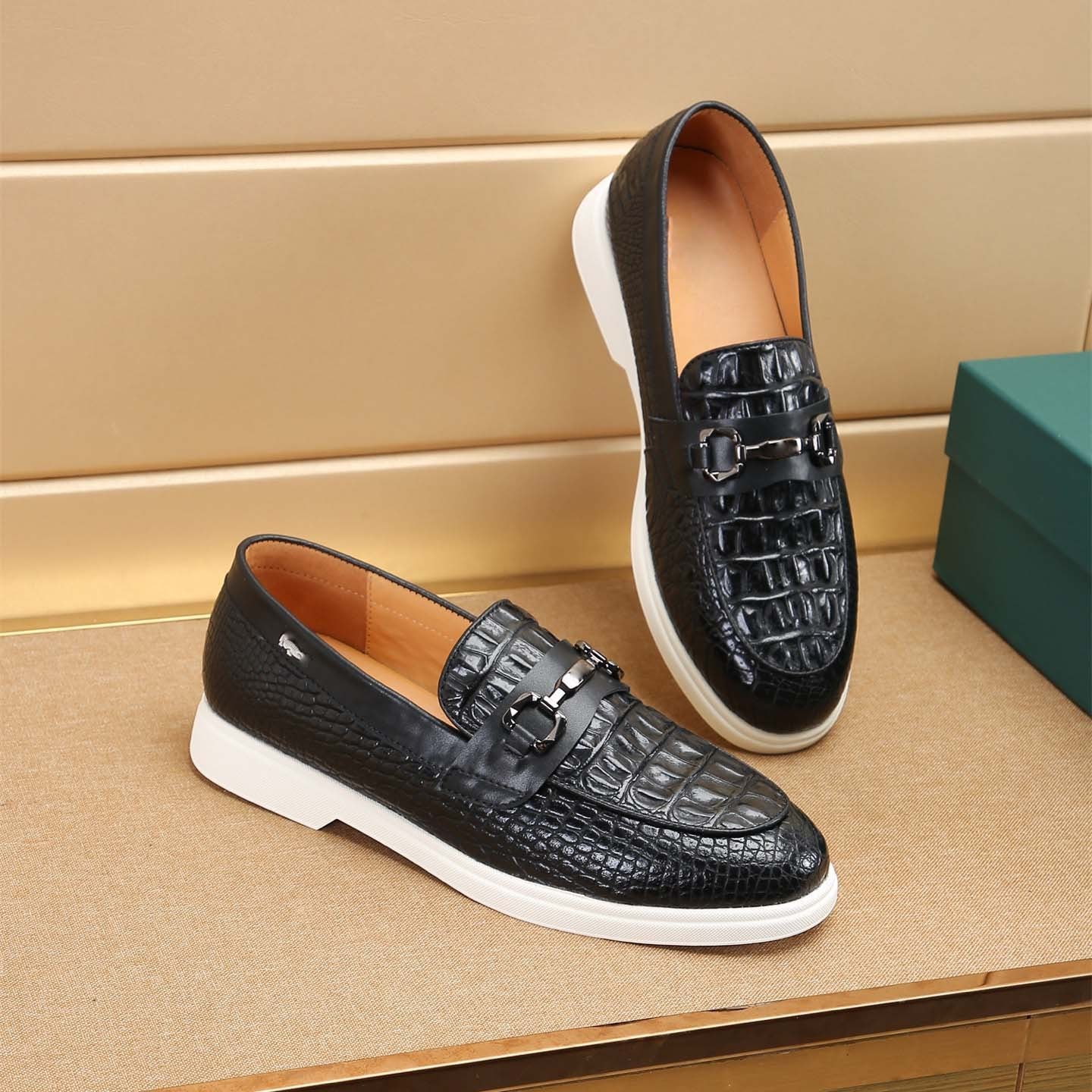 Damen Slipper Mokassin Leder Optik Krokodil Schwarz Elegант
