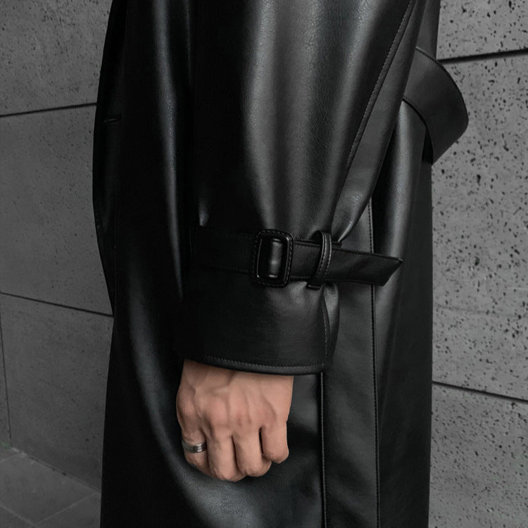 Moderne Longtrenchcoat mit elegantem Design und hochwertigem Material. Perfekt für den modebewussten Herren, der einzigartige und stilvolle Erscheinung sucht.