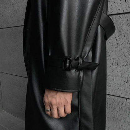 Moderne Longtrenchcoat mit elegantem Design und hochwertigem Material. Perfekt für den modebewussten Herren, der einzigartige und stilvolle Erscheinung sucht.