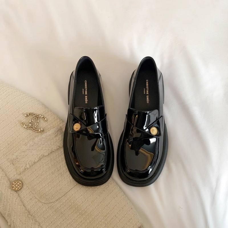 Damen Ballerinas Elegantes Lackleder mit Riemchen und Knöpfen
