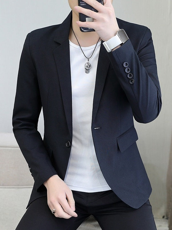 Moderne Blazer mit schmalem Schnitt und feinem Material, BerlinGlamour. - BerlinGlamour