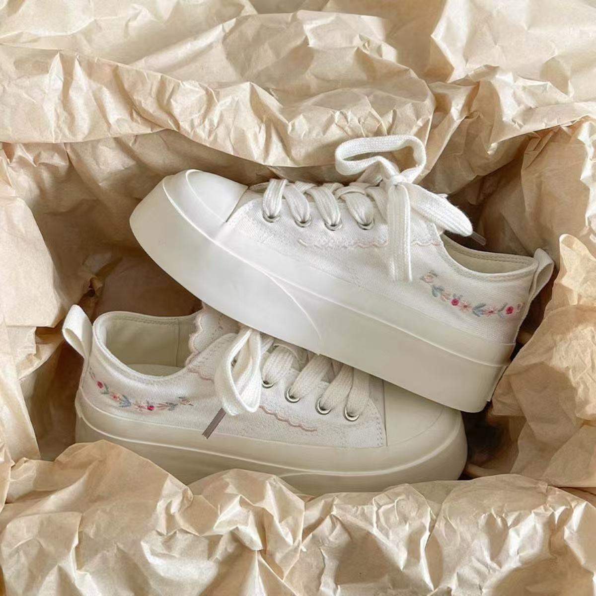 Damen Sneaker Plateau mit Blumen Applikationen atmungsaktiv