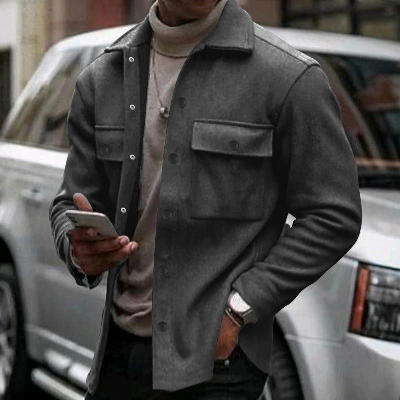 Eine praktische und moderne Utility-Jacke mit verschiedenen Taschen und Accessoires, die für den Alltag geeignet sind. Die Jacke ist aus robustem Material gefertigt und bietet viel Platz für alle wichtigen Dinge.