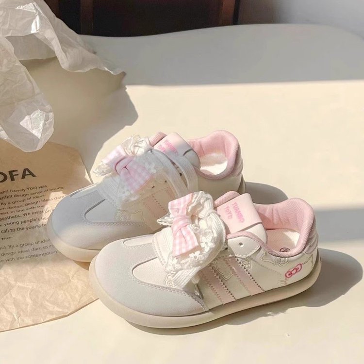 Damen Sneaker mit Rüschen und Blumenmuster - BerlinGlamour