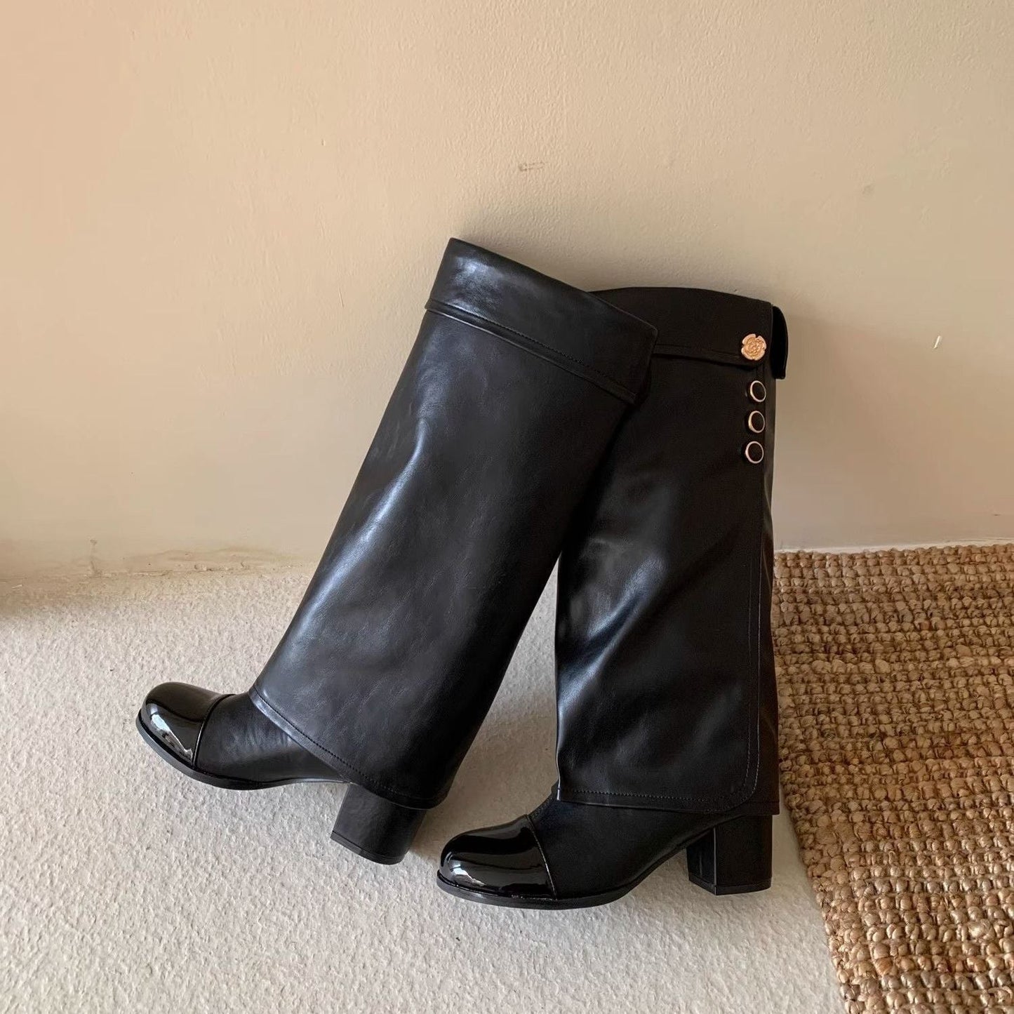 Damen Stiefel Elegante Blockabsatz Knöpfchen Detail Schuhe
