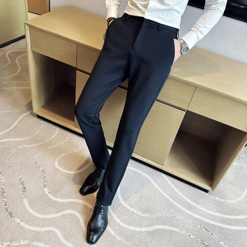 Moderne Stretch-Hosen-Anzughose aus leichtem Material mit seitlichen Taschen, die für den modernen Mann geeignet sind. Diese Hose ist besonders bequem, komfortabel und bietet viel Bewegungsfreiheit. - BerlinGlamour
