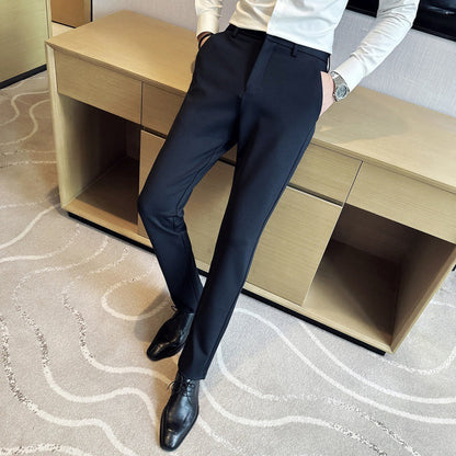 Moderne Stretch-Hosen-Anzughose aus leichtem Material mit seitlichen Taschen, die für den modernen Mann geeignet sind. Diese Hose ist besonders bequem, komfortabel und bietet viel Bewegungsfreiheit. - BerlinGlamour