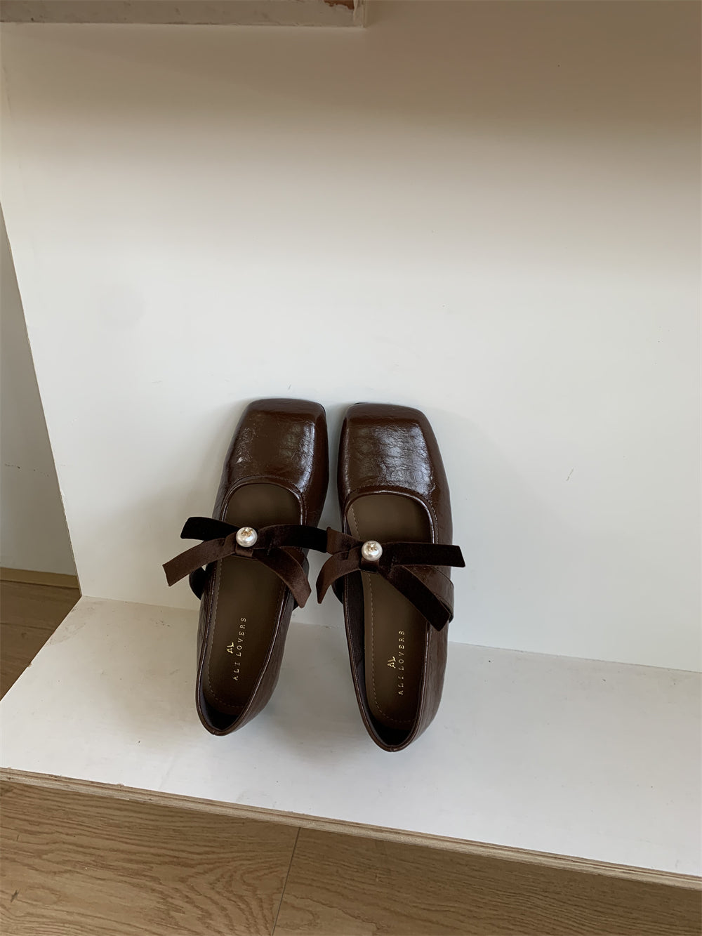 Damen Slipper Elegante Schleife Perl Detail