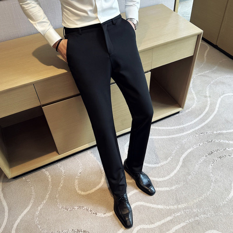 Moderne Stretch-Hosen-Anzughose aus leichtem Material mit seitlichen Taschen, die für den modernen Mann geeignet sind. Diese Hose ist besonders bequem, komfortabel und bietet viel Bewegungsfreiheit.