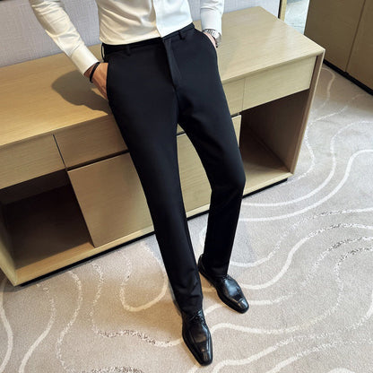 Moderne Stretch-Hosen-Anzughose aus leichtem Material mit seitlichen Taschen, die für den modernen Mann geeignet sind. Diese Hose ist besonders bequem, komfortabel und bietet viel Bewegungsfreiheit.