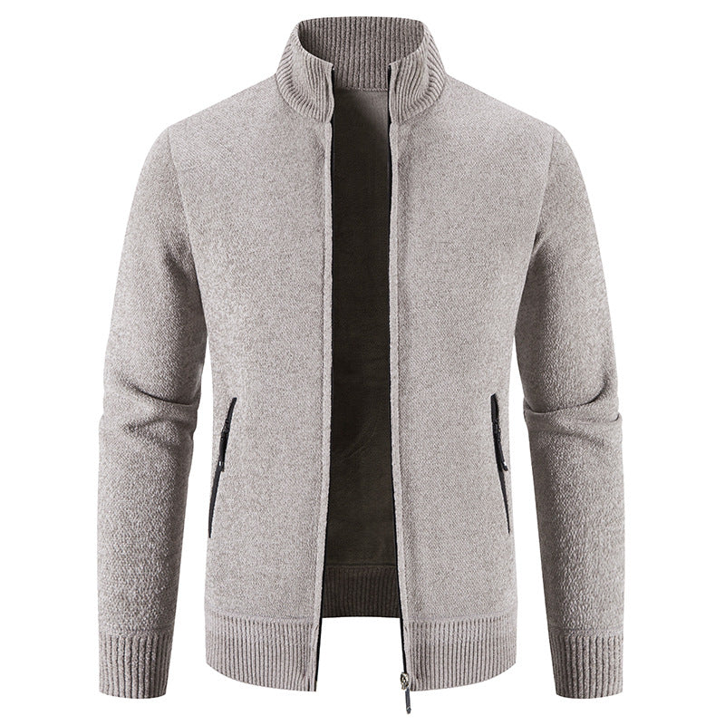 Elegante Strickjacke mit hohem Kragen und praktischen Reißverschlusstaschen BerlinGlamour.