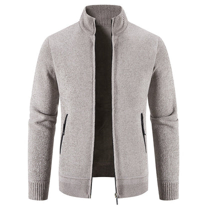 Elegante Strickjacke mit hohem Kragen und praktischen Reißverschlusstaschen BerlinGlamour.