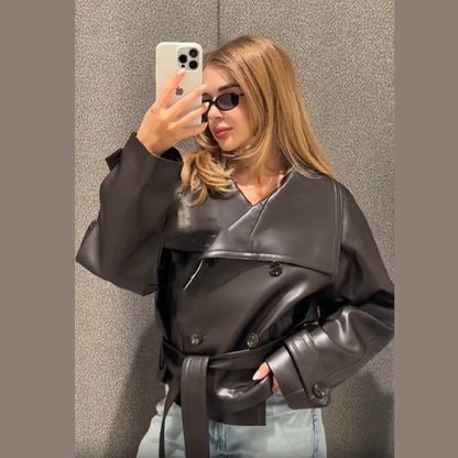 Damen Jacke Cropped Modern mit Doppelknöpfen und Breitem Kragen - BerlinGlamour