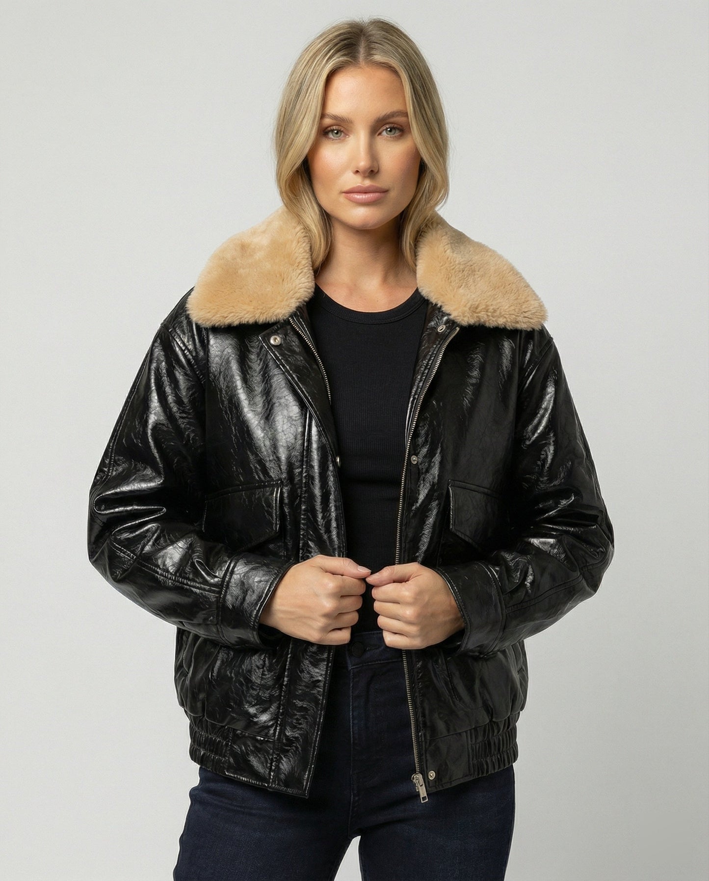 Damen Kunstleder-Bomberjacke Glänzend Teddykragen Modern - BerlinGlamour