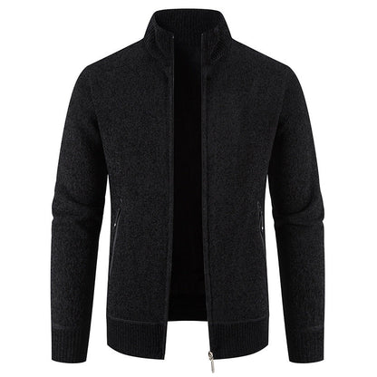 Elegante Strickjacke mit hohem Kragen und praktischen Reißverschlusstaschen BerlinGlamour.