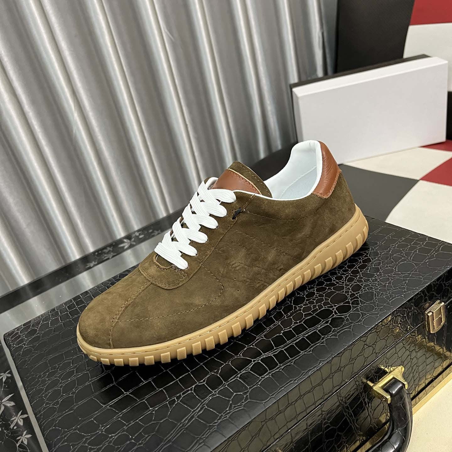 Damen Sneaker Sportlich Weich Wildleder Elegante Leder Akzente - BerlinGlamour