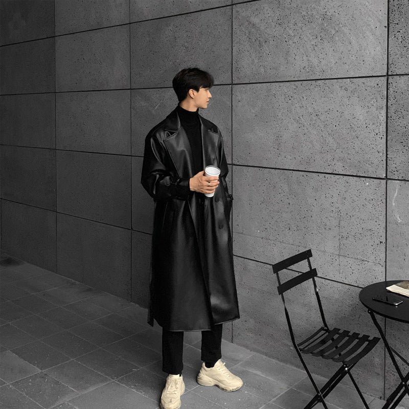 Moderne Longtrenchcoat mit elegantem Design und hochwertigem Material. Perfekt für den modebewussten Herren, der einzigartige und stilvolle Erscheinung sucht.