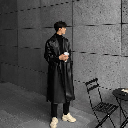 Moderne Longtrenchcoat mit elegantem Design und hochwertigem Material. Perfekt für den modebewussten Herren, der einzigartige und stilvolle Erscheinung sucht.