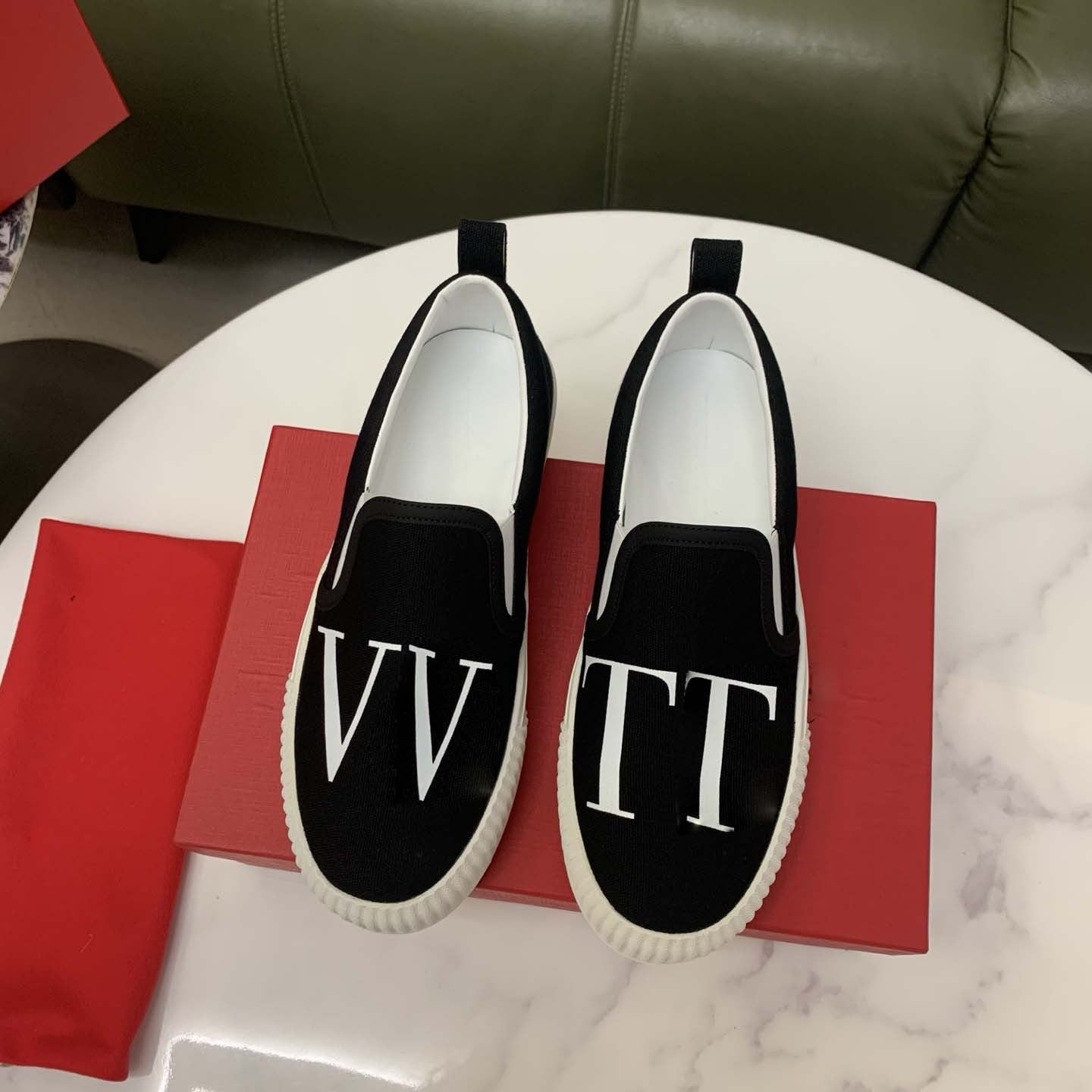 Damen Sneaker Slip-On Weite Passform Logo-Design Schwarz - BerlinGlamour