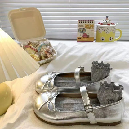 Damen Ballerinas mit verstellbarem Riemen und modischem Glanz wird zu: 
Damen Ballerinas Schnürballett mit Glanz Optik - BerlinGlamour