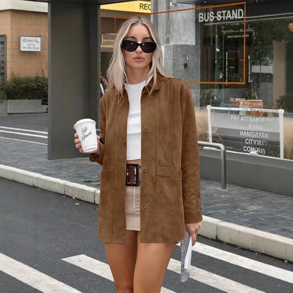 Damen-Wildlederjacke mit Praktischen Aufgesetzten Taschen und Elegantem Schnitt Berlin-Glamour.