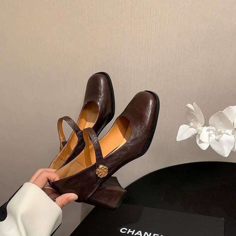 Damen Pumps mit Riemen und Blumen Dekoration Elegant