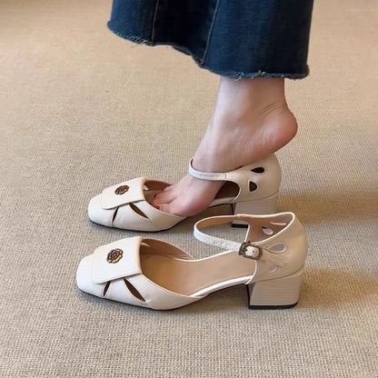 Damen Pumps Riemchen Schuhe mit Blumen Dekor und Komfortabsatz - BerlinGlamour