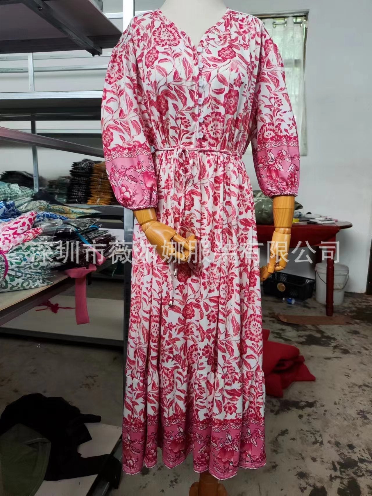 BerlinGlamour Blumen-Tie-Dye Kleid