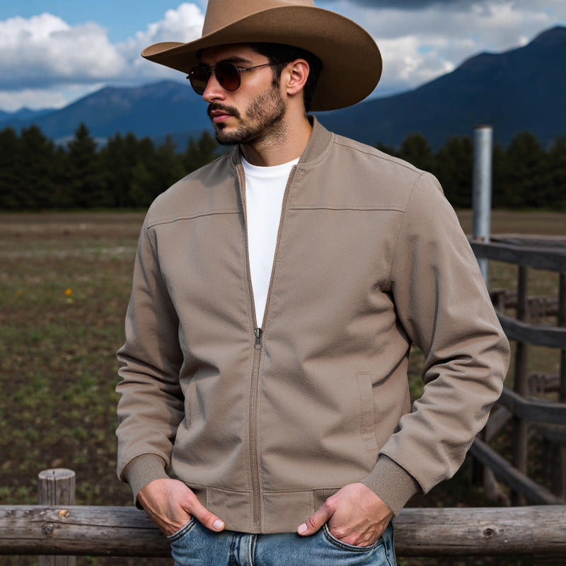 Moderne Outdoor-Beleuchtung für Damen mit praktischen und kontrastierenden Funktionen, elegante Designterle und hochwertigen Materialien.