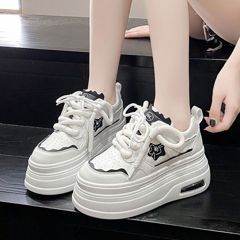 Damen Plateau Sneaker Sportlich mit Blumen Detail - BerlinGlamour