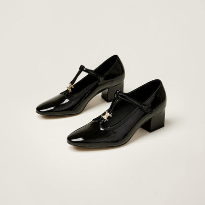 Elegante Damen Pumps mit T-Riemen Hochglanz