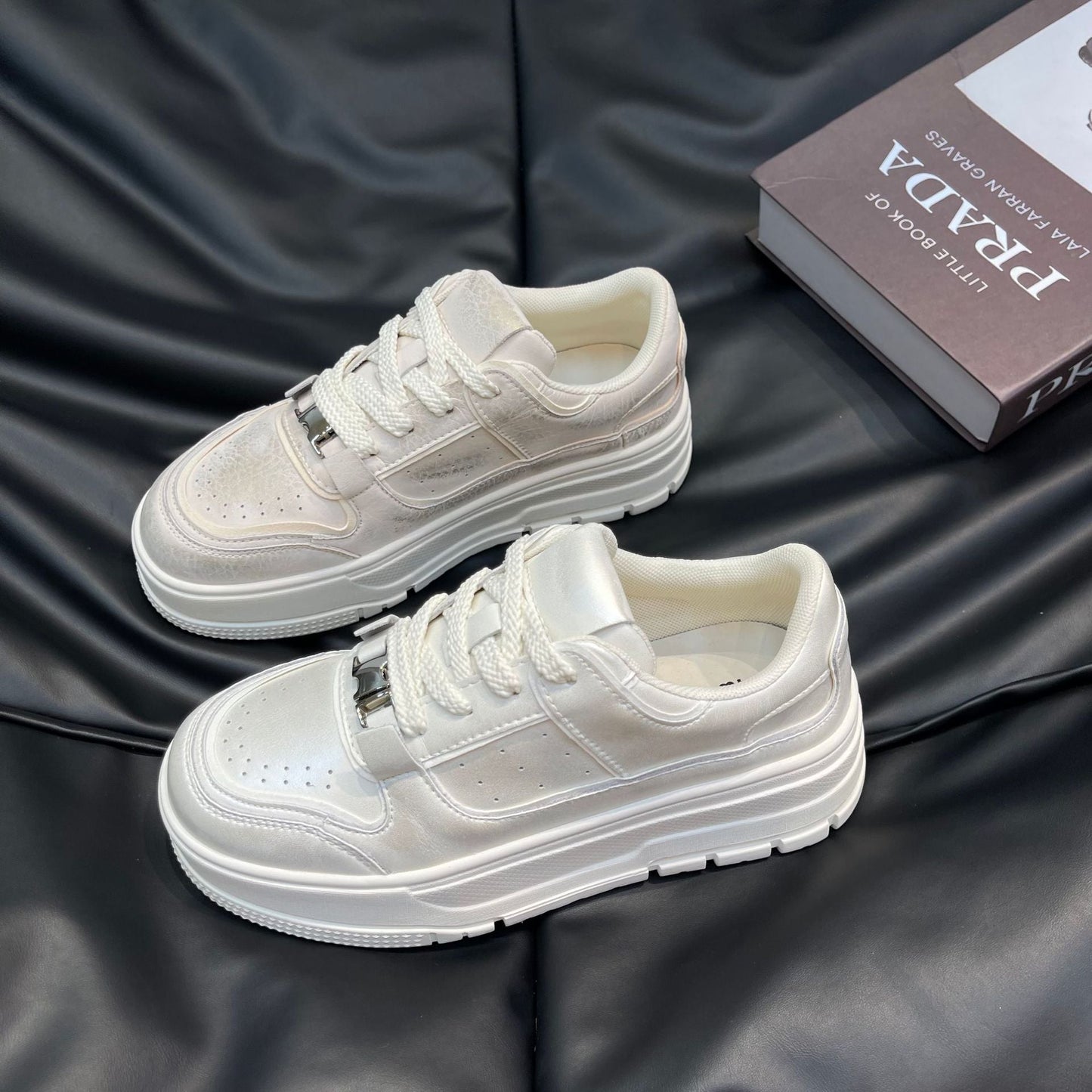 Damen Sneaker Hochglanz Obermaterial Plateau Sohle Modisch - BerlinGlamour
