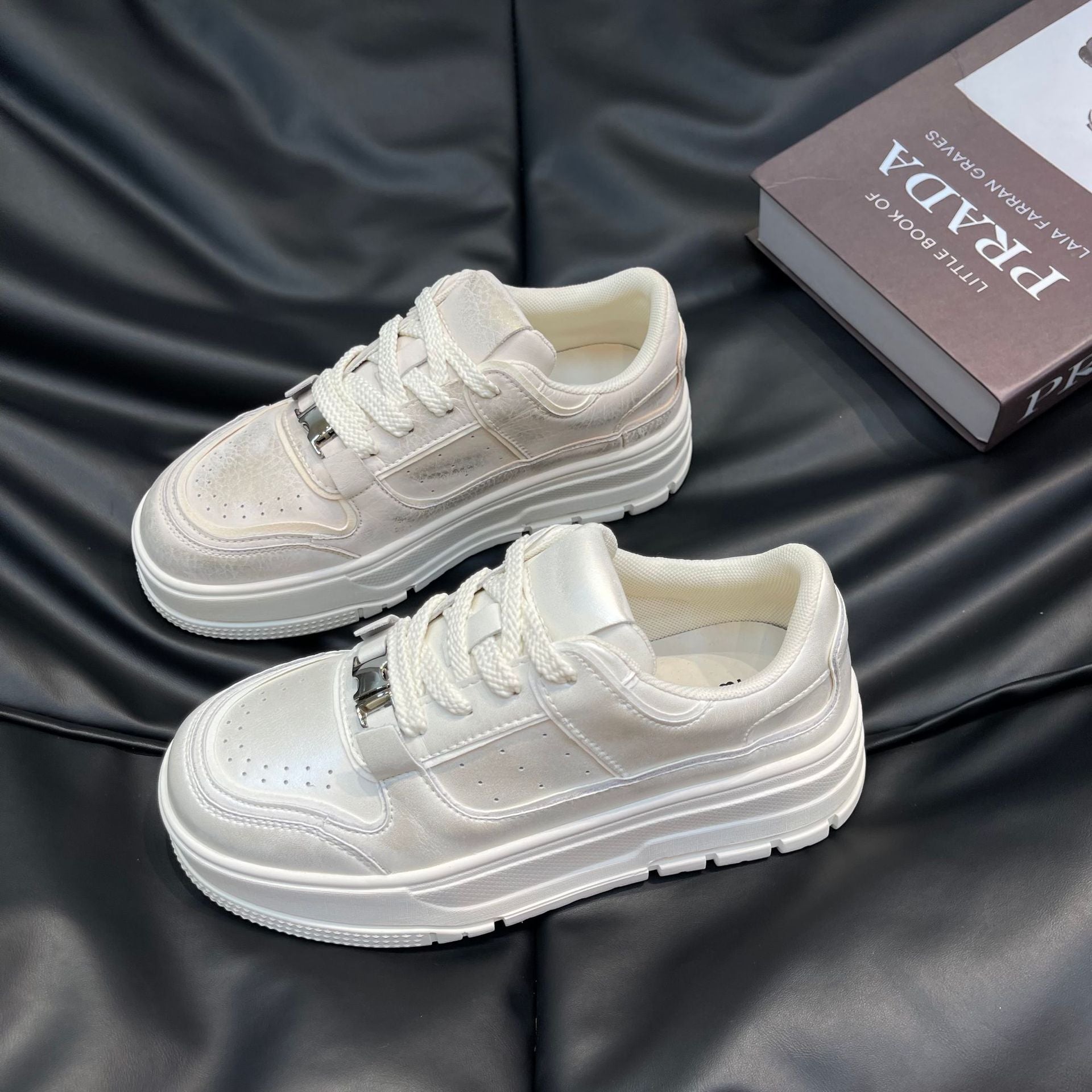 Damen Sneaker Hochglanz Obermaterial Plateau Sohle Modisch - BerlinGlamour
