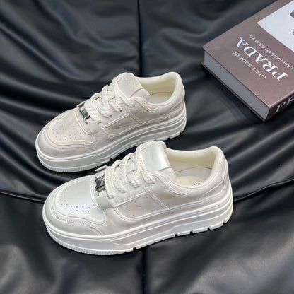 Damen Sneaker Hochglanz Obermaterial Plateau Sohle Modisch - BerlinGlamour