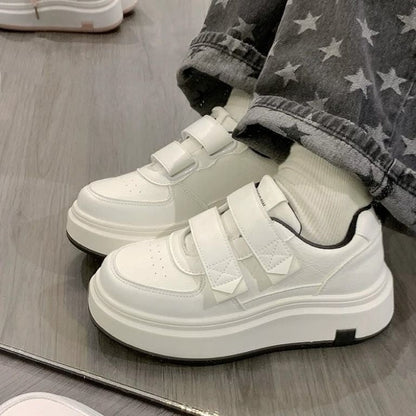 Damen Sneaker Sportlich Weite Sohle Elegantes Design
