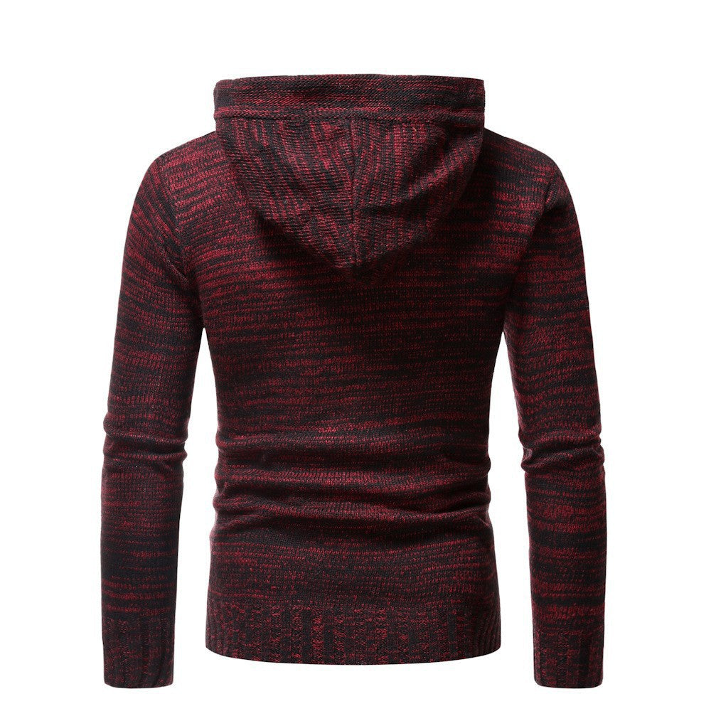 Moderne Strickpullover mit kuscheligem Kapuzenkragen und dekorativen Knopfdetails BerlinGlamour.