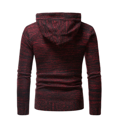 Moderne Strickpullover mit kuscheligem Kapuzenkragen und dekorativen Knopfdetails BerlinGlamour.