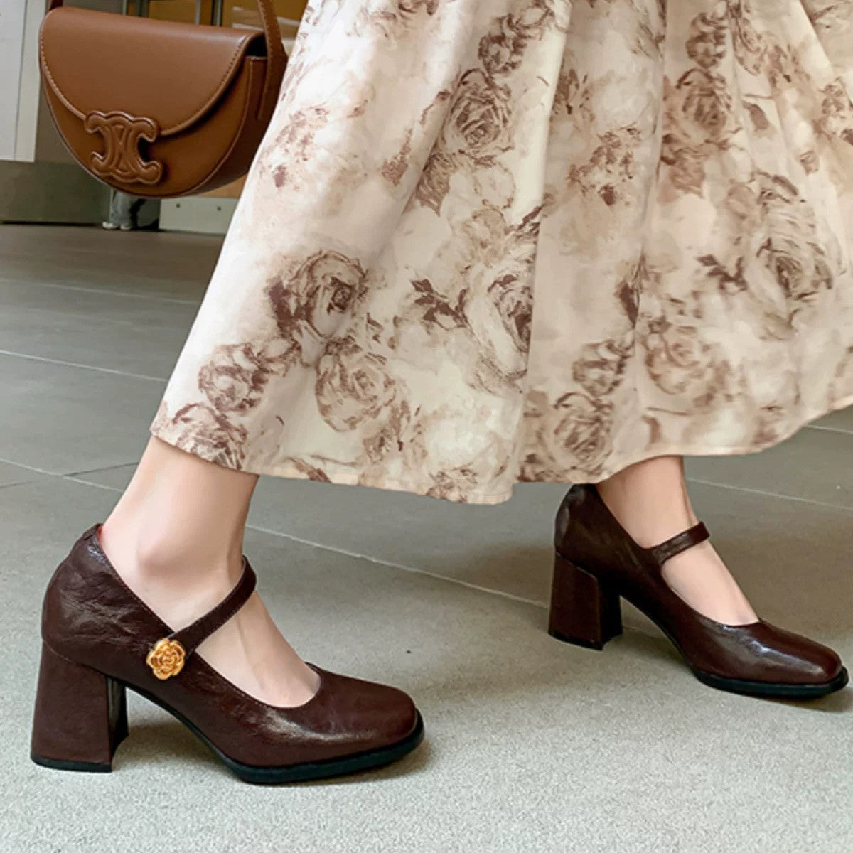 Damen Pumps mit Riemen und Blumen Dekoration Elegant
