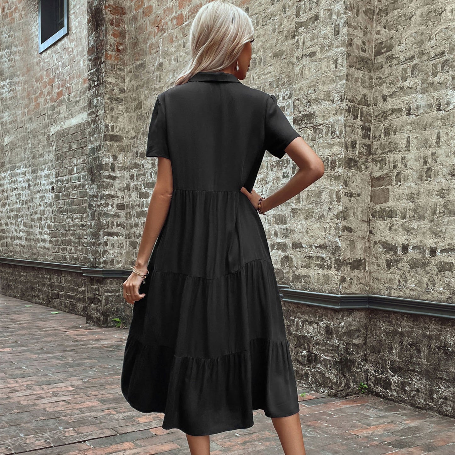 Elegantes Damen Kleid mit Knöpfen und Weitem Rock