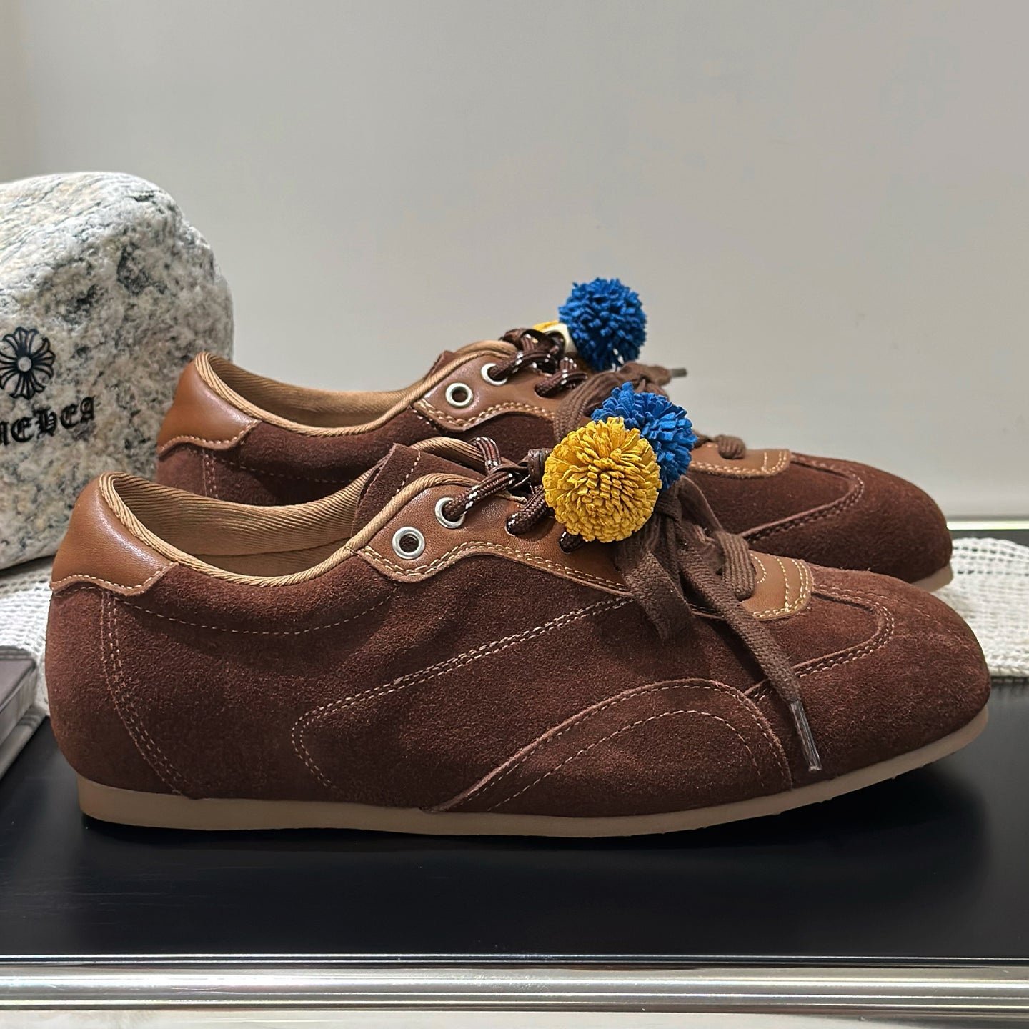 Damen Sneaker Sportlich mit Pompons Flexibles Schnürsystem