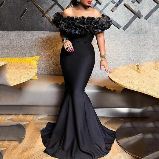 Figurbetontes Mini-Kleid mit Rüsche und Schulterzug - BerlinGlamour