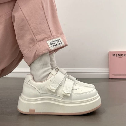 Damen Sneaker Sportlich Weite Sohle Elegantes Design
