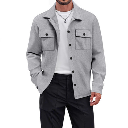 Ein modischer Herrenübergangsjacke ist ein Herrenübergangsjacke mit praktischen Funktionen und einer modernen Ausstattung. Zum Beispiel bietet er eine Vielzahl von Taschenfächern und -
