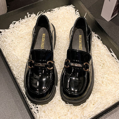 Damen Mokassins Lackleder mit Ketten Dekoration Modern