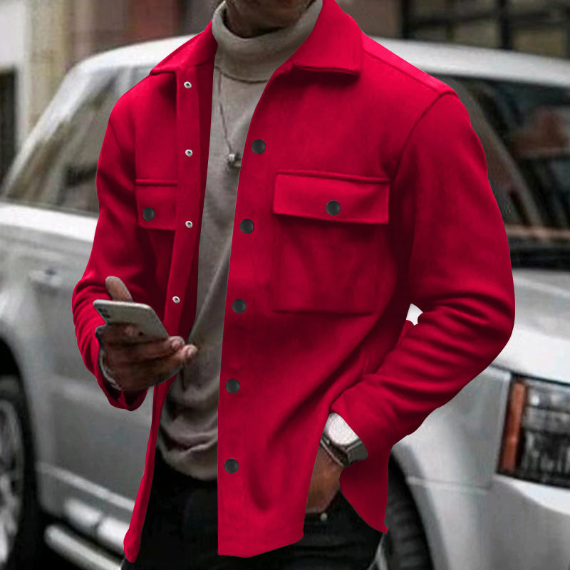 Eine praktische und moderne Utility-Jacke mit verschiedenen Taschen und Accessoires, die für den Alltag geeignet sind. Die Jacke ist aus robustem Material gefertigt und bietet viel Platz für alle wichtigen Dinge.