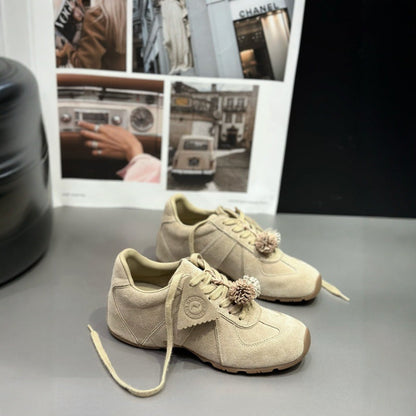 Damen Sneaker atmungsaktiv mit Pompon Detail Sportlich