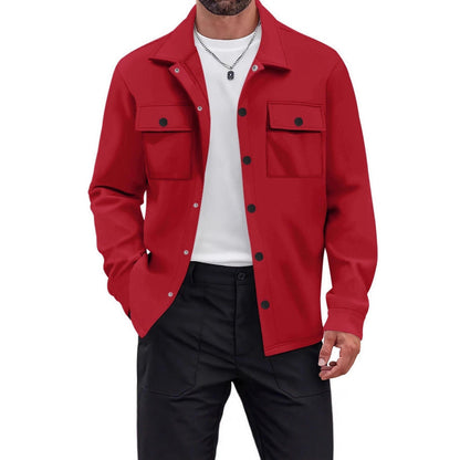 Ein modischer Herrenübergangsjacke ist ein Herrenübergangsjacke mit praktischen Funktionen und einer modernen Ausstattung. Zum Beispiel bietet er eine Vielzahl von Taschenfächern und -