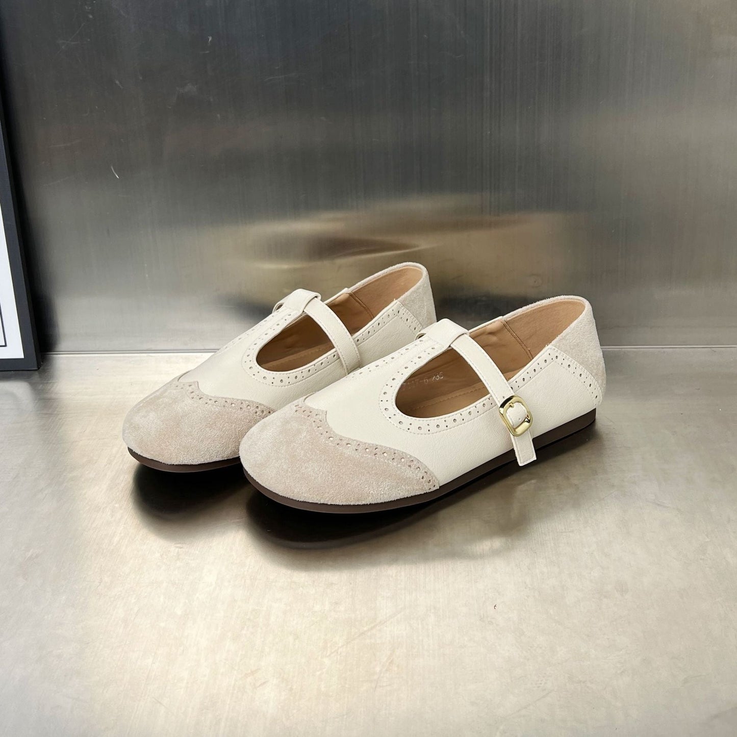 Damen Slipper Elegant mit Verstellbarem Riemen Perforiert - BerlinGlamour